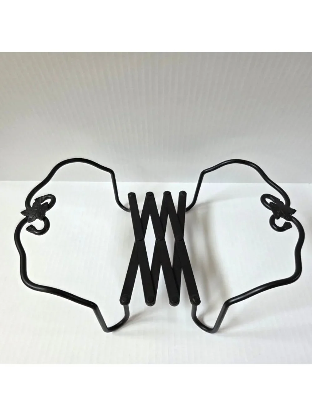 Longaberger Wrought Iron Expandable Trivet Will Hold Up To 9x13 Pottery Dish